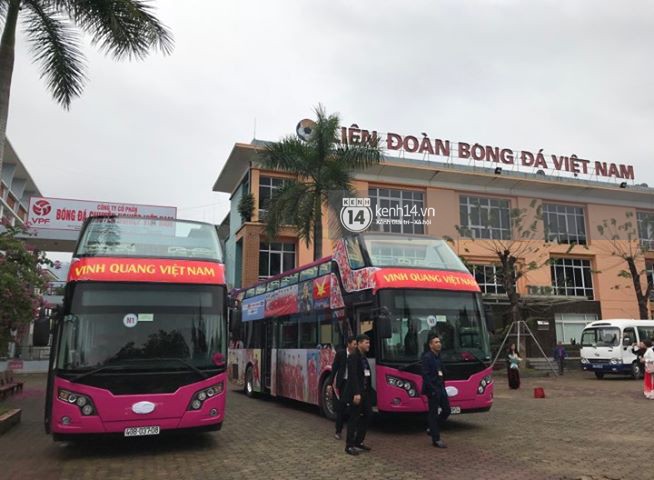 Người hâm mộ Việt Nam nhuộm đỏ sân bay Nội Bài Người hâm mộ Việt Nam nhuộm đỏ sân bay Nội Bài